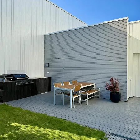 펜션 House With 4 Bedrooms And Double Carport