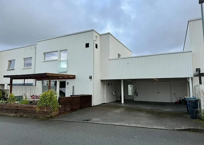 House With 4 Bedrooms And Double Carport *