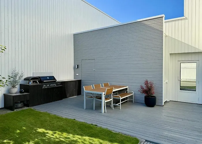펜션 House With 4 Bedrooms And Double Carport